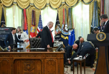 Donald Trumps Office 1000x600.avif